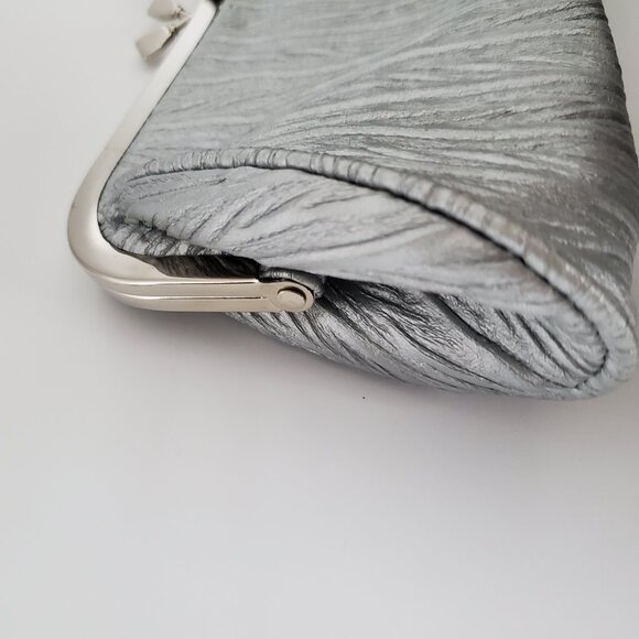 Beautiful Vintage Evening Clutch Bag Purse Silver Crimped Fabric Chain Strap - Picture 8 of 8